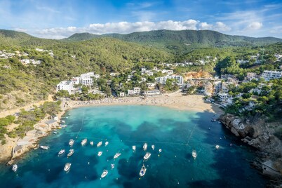 Luxury 5 bed Villa with Heated Pool and Stunning Sea Views - 5min walk to Beach