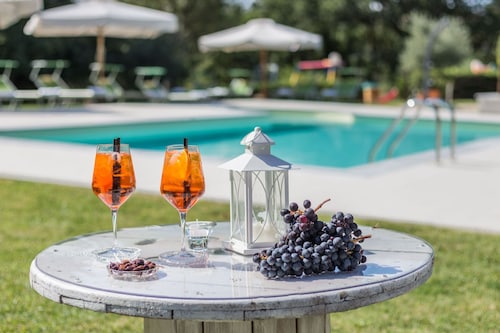 Villa Lorena with pool, surrounded by a park of olive trees, just 15 km from the beach of Senigallia