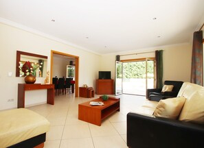 TV, table tennis - Villa w/ Heatable Pool & BBQ in Albufeira (Albufeira)