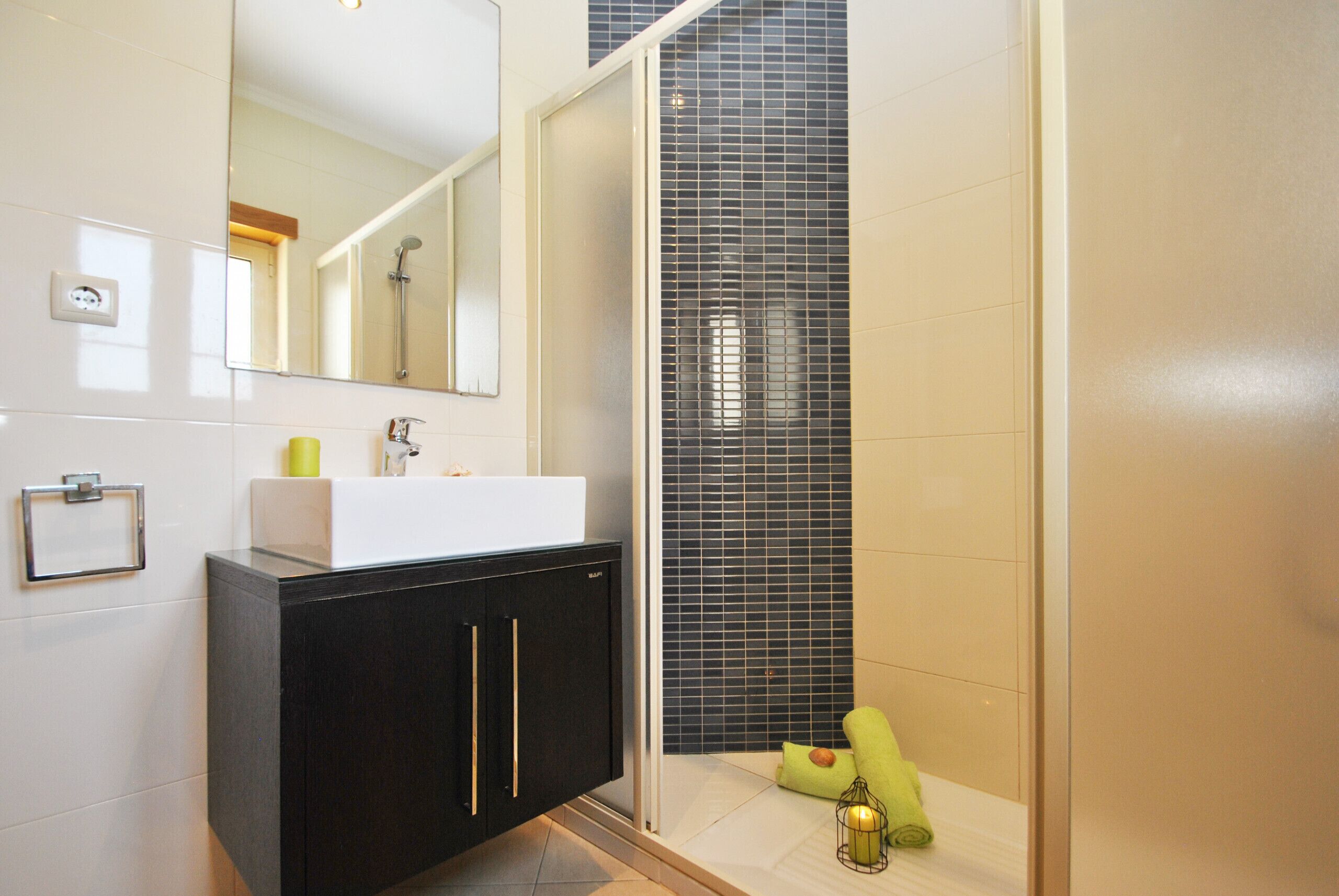 Combined shower/bathtub, hair dryer, towels