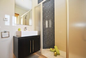 Combined shower/tub, hair dryer, towels - Villa w/ Heatable Pool & BBQ in Albufeira (Albufeira)