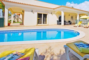 A heated pool - Villa w/ Heatable Pool & BBQ in Albufeira (Albufeira)