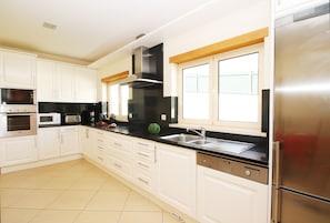 Fridge, microwave, oven, stovetop - Villa w/ Heatable Pool & BBQ in Albufeira (Albufeira)