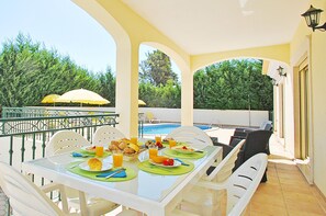 Outdoor dining - Villa w/ Heatable Pool & BBQ in Albufeira (Albufeira)