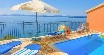 Geräumige Villa, großer privater Pool, fantastischer Meerblick, WLAN. A / C