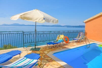 Spacious villa, large private pool, fantastic sea views, WiFi. A/C