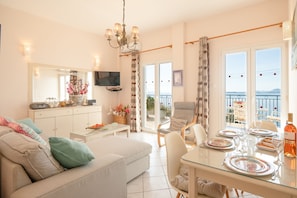 Una televisión, un reproductor de DVD, libros, un reproductor estéreo