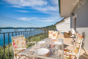 تناول الطعام بالخارج