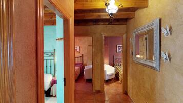5 slaapkamers, een strijkplank/strijkijzer, reisbedje, gratis wifi