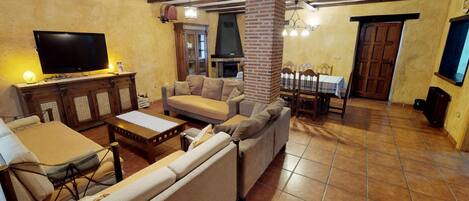 Televisor, llar de foc i llibres