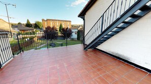 المنطقة المحيطة بالمنشأة