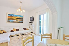 Una televisión, un reproductor de DVD, libros