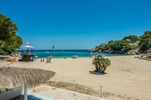 Una spiaggia nelle vicinanze