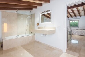 Baignoire, séchoir à cheveux, serviettes fournies, papier de toilette
