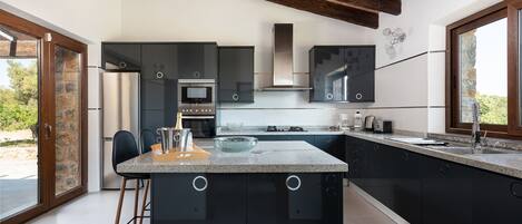 Refrigerador, microondas, horno, placa de cocina