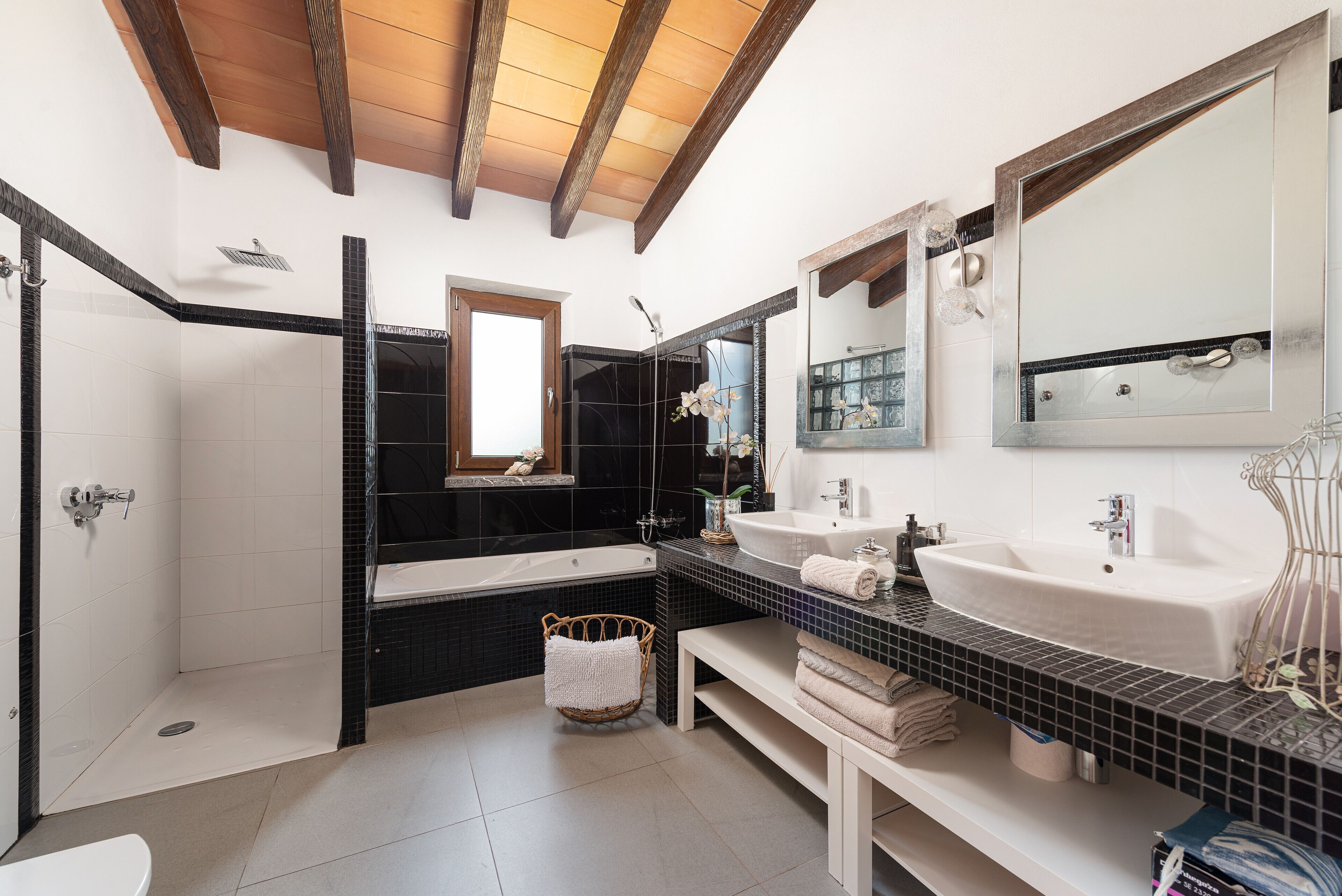 Een douche, een haardroger, handdoeken