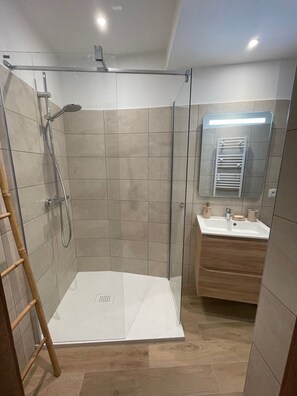 Baignoire, sèche-cheveux, savon, papier toilette