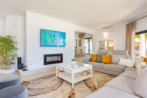 TV, fireplace, table tennis - Villa Casinha is a fabulous villa with pool and jacuzzi that can be heated (Albufeira)