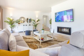 TV, fireplace, table tennis - Villa Casinha is a fabulous villa with pool and jacuzzi that can be heated (Albufeira)