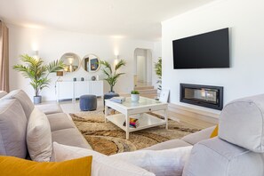 Televisio, takka, pöytätennispöytä