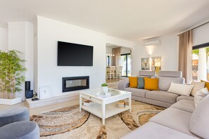 Fernseher, Kamin, Tischtennisplatte