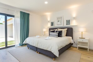 4 chambres, coffres-forts dans les chambres, fer et planche à repasser