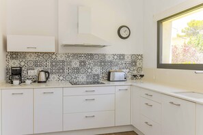 Fridge, microwave, oven, dishwasher - Villa Jade II (Can Picafort)