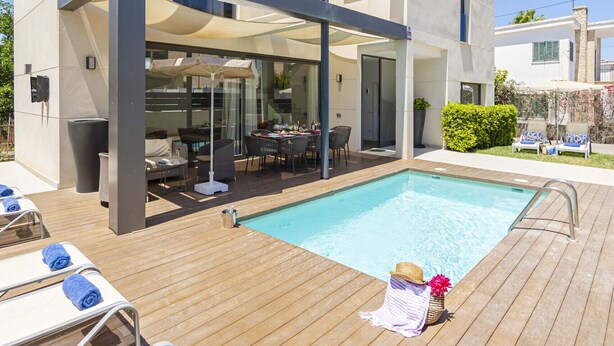 A modern house with a swimming pool, outdoor furniture, and a patio area. - Villa Jade II (Can Picafort)