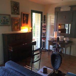 Interior - Marseille: villa with swimming pool and large garden with trees in a very quiet area (Marseille)