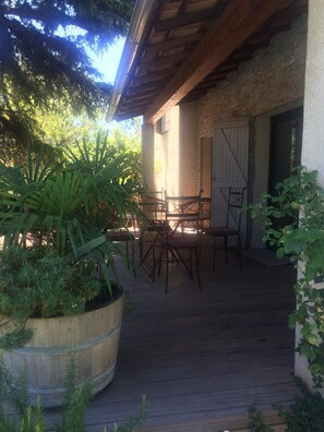 تناول الطعام بالخارج