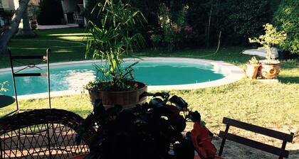 Marseille: villa avec piscine et grand jardin arboré dans un quartier trÚs calme