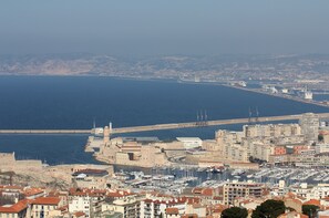 Marina - Marseille: villa with swimming pool and large garden with trees in a very quiet area (Marseille)