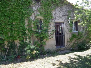 تفاصيل الفندق من الخارج