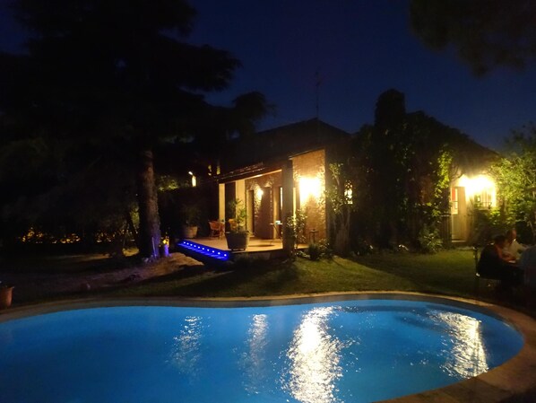Pool - Marseille: villa with swimming pool and large garden with trees in a very quiet area (Marseille)