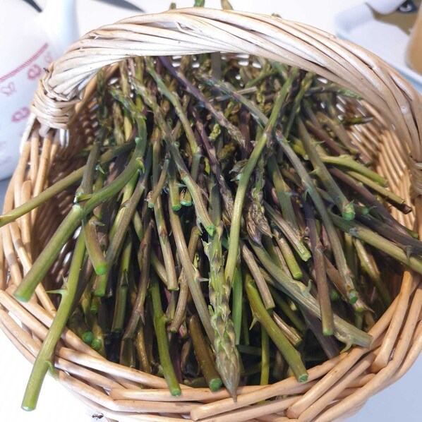 Uma cesta de vime cheia de aipo-grelha verde.