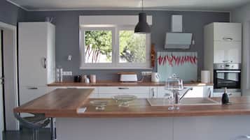 Fridge, microwave, oven, stovetop