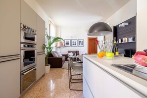 Geladeira, micro-ondas, fogão, cooktop