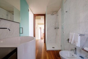 Douche, sĂšche-cheveux, bidet, serviettes fournies
