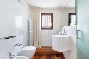 Bruser, hårtørrer, bidet, håndklæder
