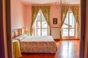 4 bedrooms, desk, iron/ironing board, travel cot