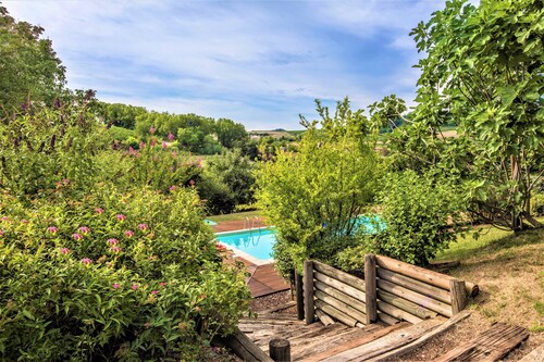 Villa Mezzaluna with private pool, A/C, Wi-fi on the Langhe hills, 5km from Alba