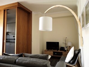 Smart TV, DVD player, livros