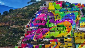 A hillside settlement with colorful houses, steep terrain, and a mountainous backdrop. - Very spacious and comfortable house (Arcos de Tlaxpana)