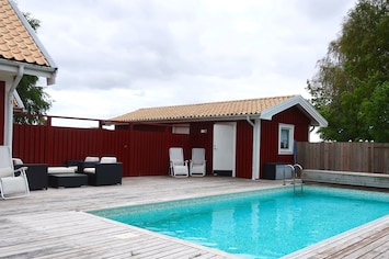 Pool and guesthouse