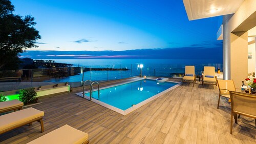 Premium Strandvilla mit privatem Pool und Panoramablick auf das Meer aus jedem Winkel