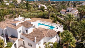 A white villa with a swimming pool, surrounded by palm trees and a view of the sea. - Fabulous spacious villa [57] (Lagos)