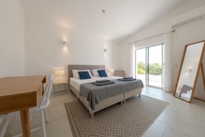 4 soverom, safe på rommet, strykejern/-brett og reiseseng for barn