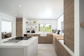 Kjøleskap, mikrobølgeovn, ovn og oppvaskmaskin