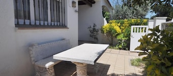 Ground floor house with garden and community pool