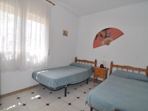2 makuuhuonetta, silitysrauta/-lauta